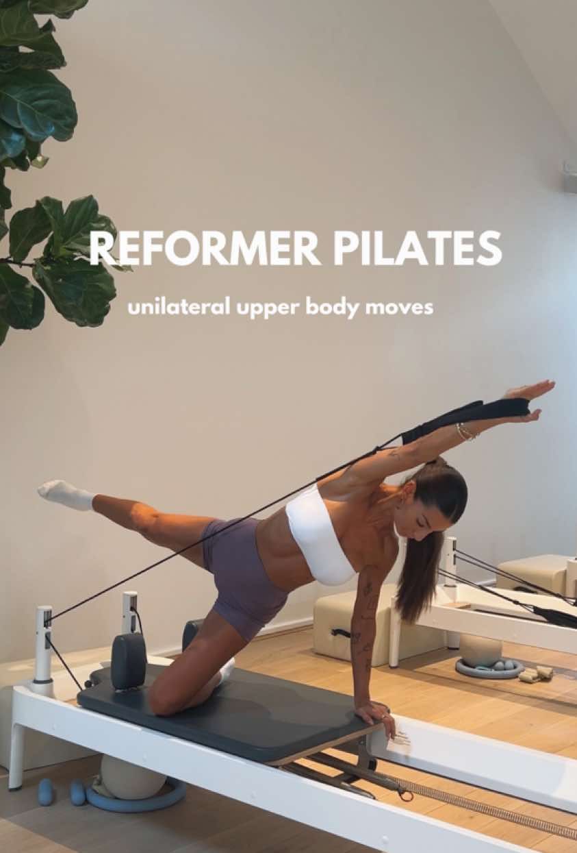 Reformer moves, with a focus on unilateral upper body strength using the strap 💫 #reformerpilates #reformerclass #pilatesworkout #reformerworkout #pilates #pilatesinstructor #pilatesinspiration #fyp 