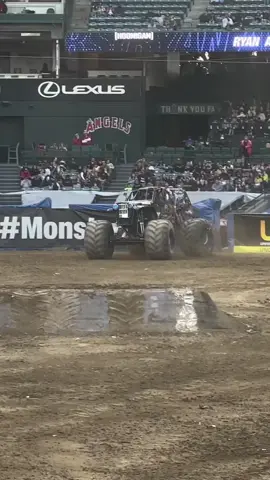 Son-Uva Digger Big Air!! #monsterjam #youtubeshorts #monstertruck #monsterjam 