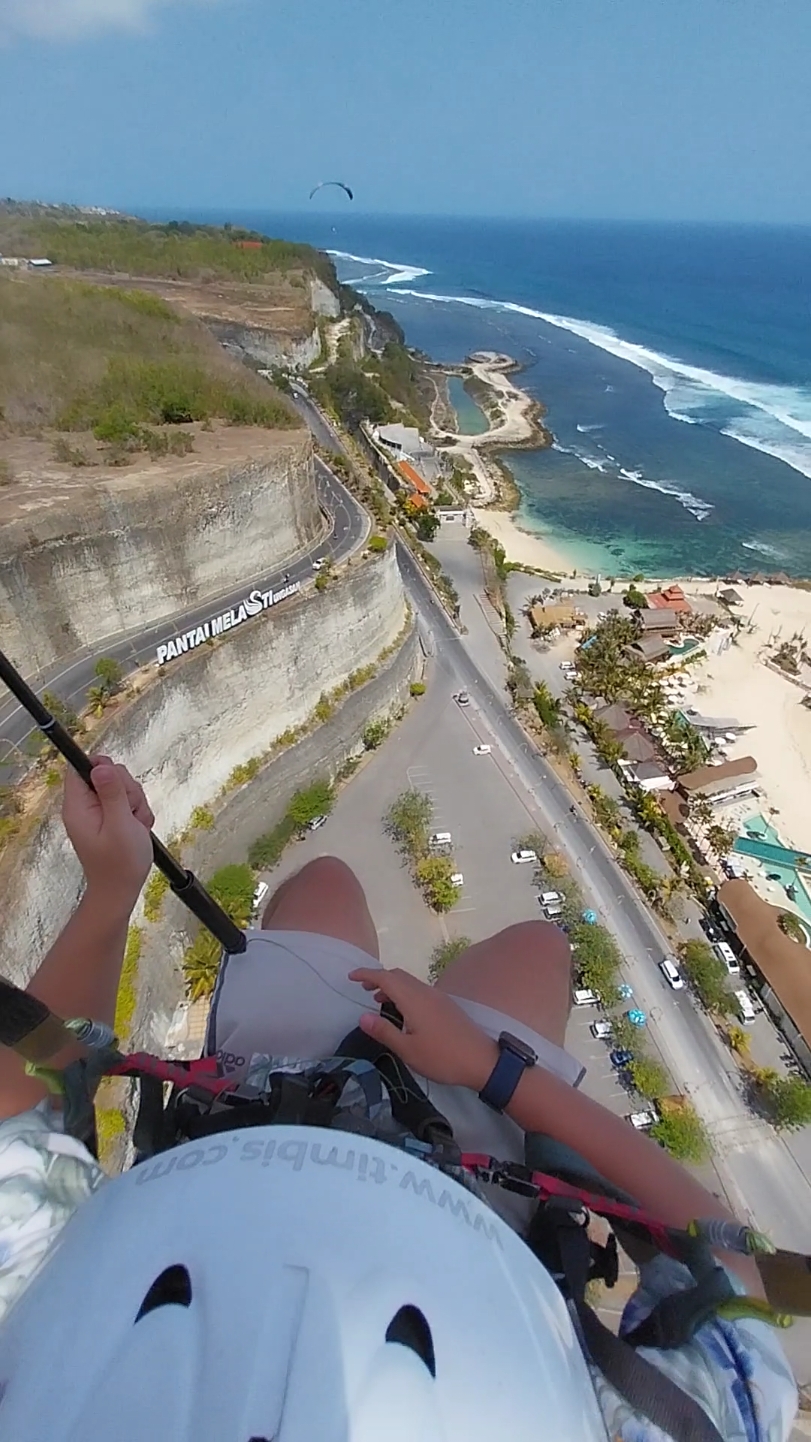 santai dulu kawan 😍😍  #paragliding #paraglidinglove #paraglidinglife #tandemparagliding #paraglidingbali #beach #ocean #niceview #melastibeach #tanahbarakbeach #pandawabeach #gunungpayungbeach #nusadua #uluwatu #gwk #bali #fyp 