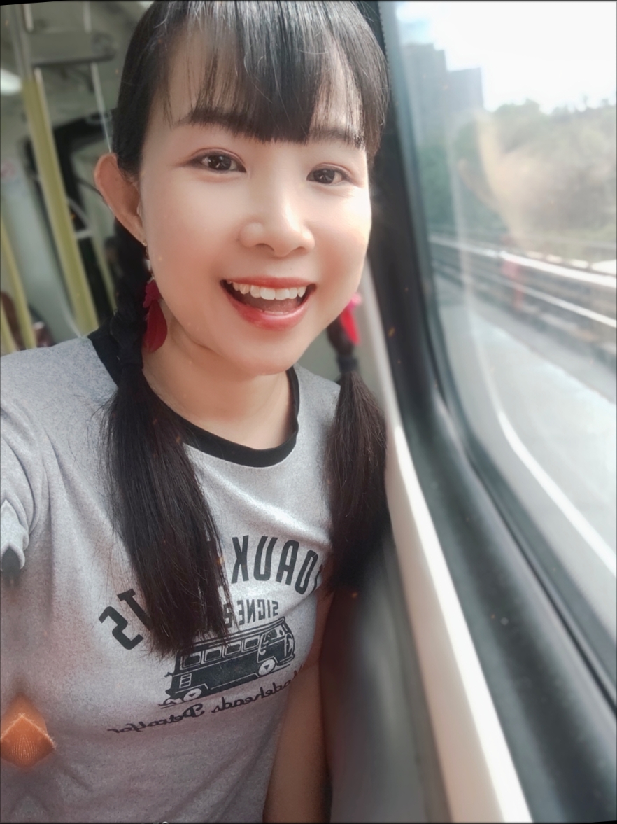 早安~💕 坐🚄是不是要打卡一下啊？😂 早上的水肿样😅 YouTube👉阿莹的日记