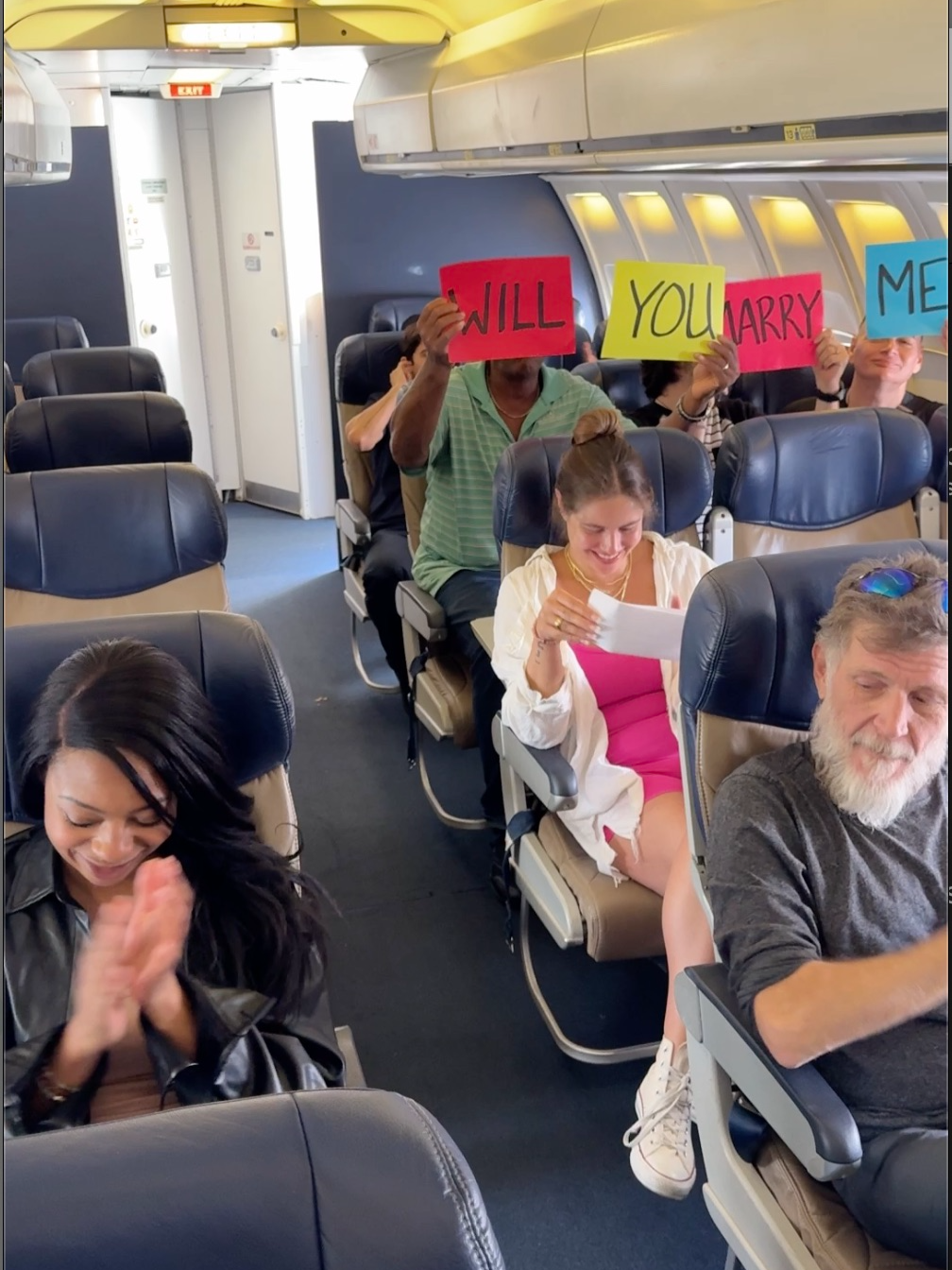 Airplane pilot gets the help of the passengers to set up a proposal mid-flight ❤️