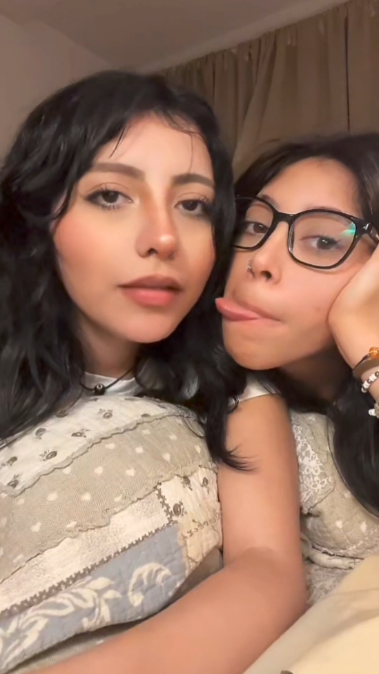 @frida👩‍❤️‍💋‍👩 #fyp #paratii #fypage #viral #amigas #wlw #lgbt🌈 #bi #couple #fyyyyyyyyyyyyyyyy 