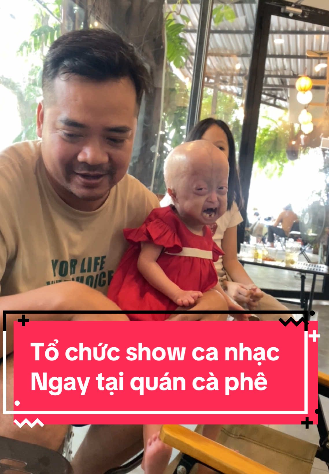 Ra quán khán giả cổ vũ! Tổ chức live show luôn không nói nhiều hiiii #TepGaoFamily #BeGaoTiHon #Giadinh #Ketnoi #Sechia #Yeuthuong #Happy #Happycute #CungConkhonlon #ti̇ktok #xuhuong #thịnhhành @Tép Gạo Family (Bé Gạo Tí Hon) #thinhjria #Laohoasom #funnyvideo #vuinhon #haihuoc #funny #cute #happycute  #vui #hochiminh  