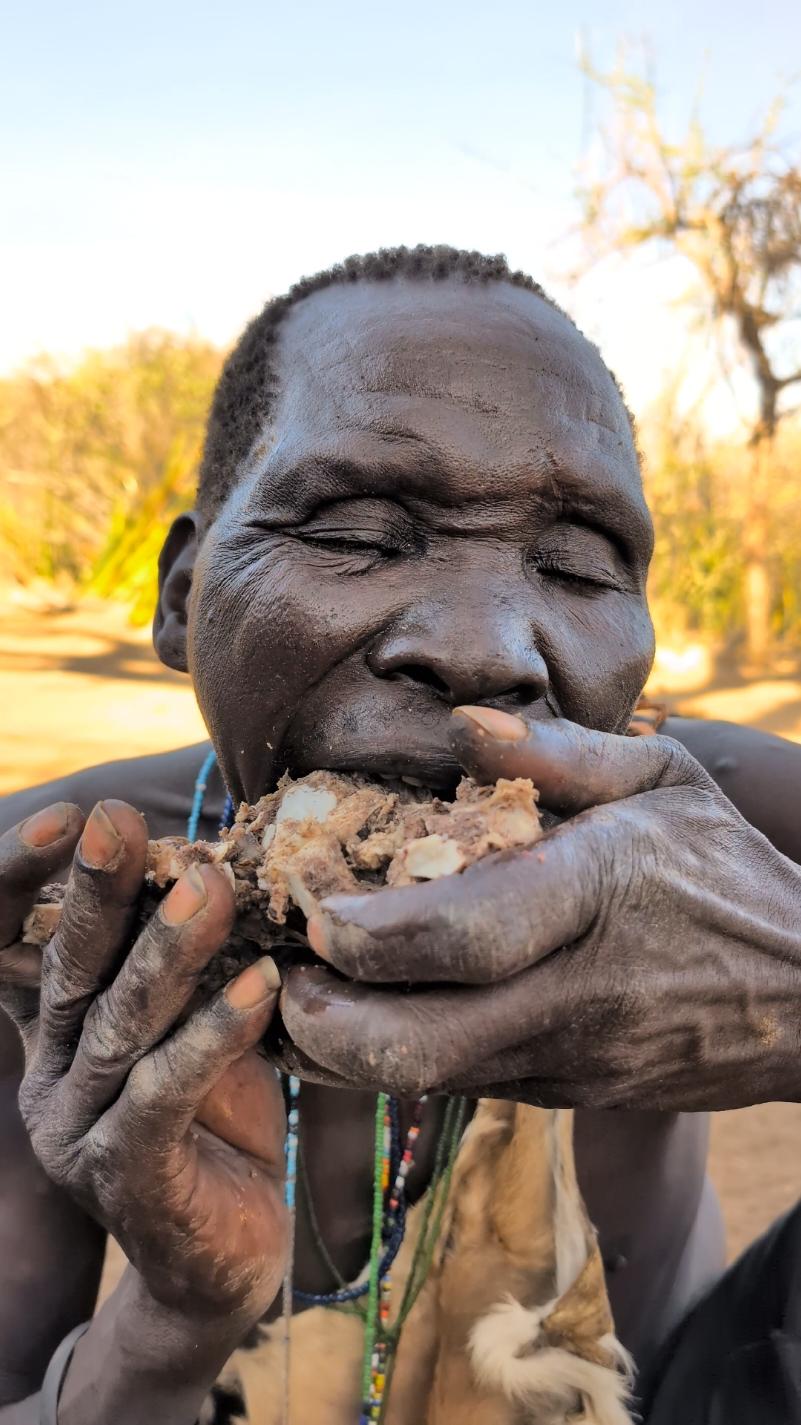 Hadzabe Tribe cooking for Lunch middle of nowhere So delicious 😋😋#hadzabetribe #africastories #USA #UK 