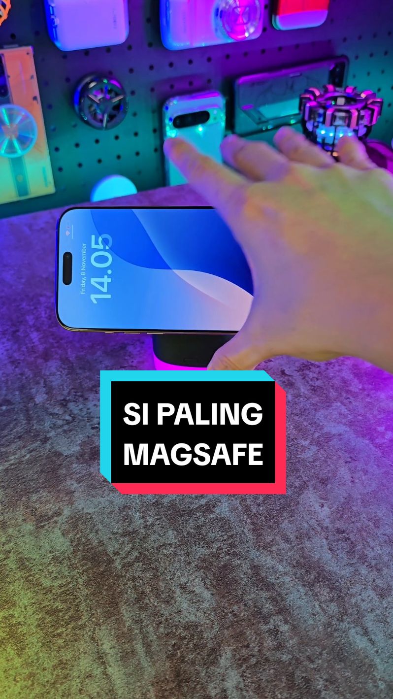 Aksesoris MagSafe semakin inovatif dan multifungsi. Namun, penggunaannya bisa berisiko meninggalkan goresan pada body Handphone.  Solusinya? Lindungi perangkatmu dengan Back Protector G S O L untuk tampilan tetap stylish dan aman! #GSOL #Custom #BackProtector 