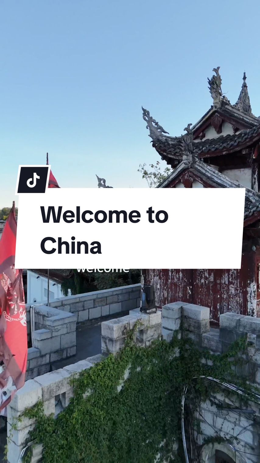 Welcome to China, a blend of past and futur 🏯🏙️ #china #中国 #chine #tiktokchina #chinatiktok #chinatravel #travelchina #PlacesToVisit #chinese #chinesetiktok #chineseculture #chinesetechnology #beijing #pekin #shanghai 