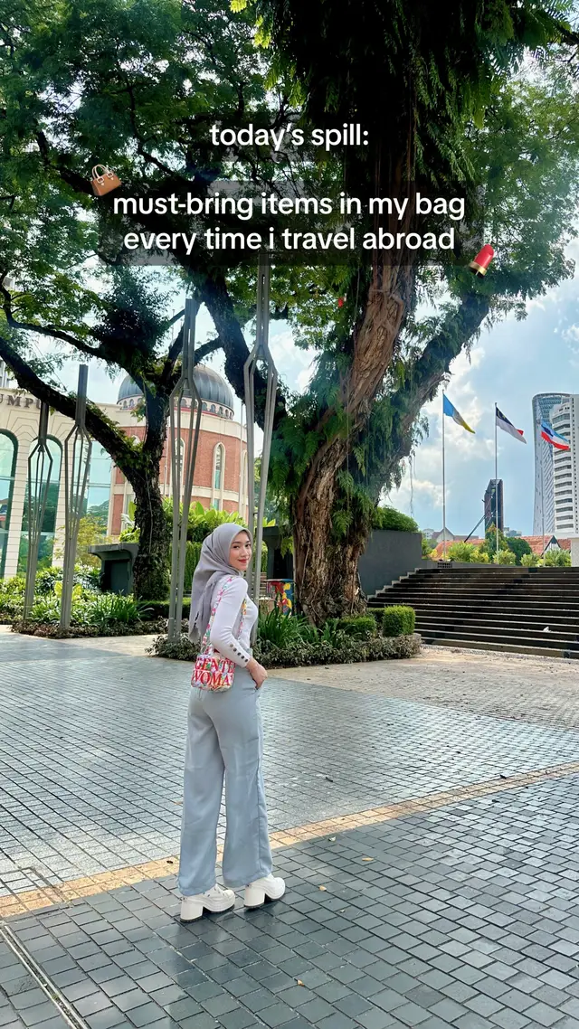 siapa disini yang traveling juga ga cukup bawa 1 tas HAHHA😭😩 biar bisa ngepasin sm ootd pasti kan ngaku!! LOLL #travel #traveling #whatsinmybag #traveltiktok #traveltips #perfume #fyp 