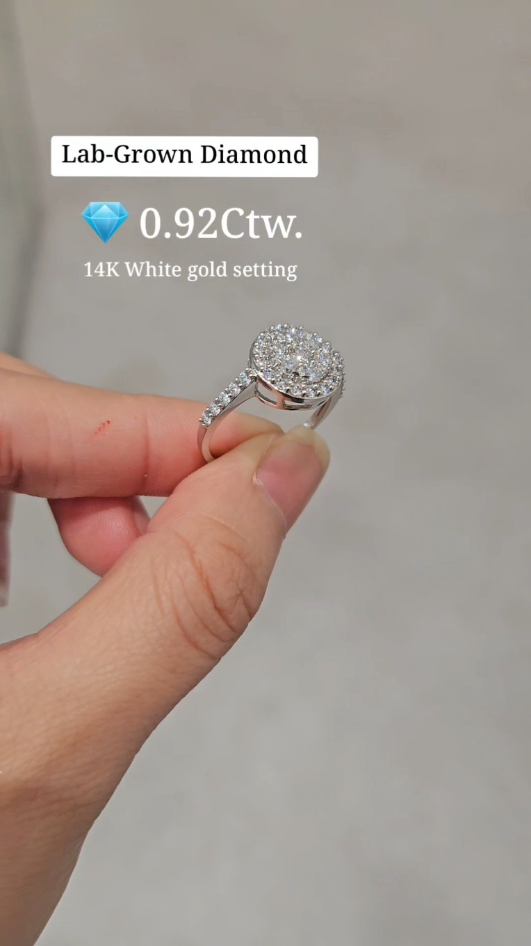 แหวนเพชรแท้ Lab Grown Diamond เพชรกระจุก  ประดับเพชรที่บ่าข้าง ล้อมเพชรหน้ากว้าง เรียบหรูมากๆค่ะ ✨️รายละเอียด 💎เพชรแล็บ 40เม็ด หนักรวม 0.92กะรัต 💍ตัวเรือนทองขาว 14K หนัก3.62กรัม 💍Sz.55 #syndiamond #luxury #finejewelry #diamond #classic #labgrowndiamond #clusterdiamondring #เพชรแล็บ #แหวนเพชกระจุก #แหวนแต่งงาน #halodiamondring 