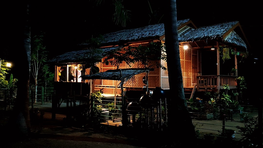 Malam yang tenang dirumah panggung, pesisir pantai ditekan ubi rebus santan makanan sederhana #kehidupandidesa #reallife #rumahpanggung #pesisirpantai #suasanakampung #suasanamalam #videopendek #makanantradisional #filmis #fyp #semuorang