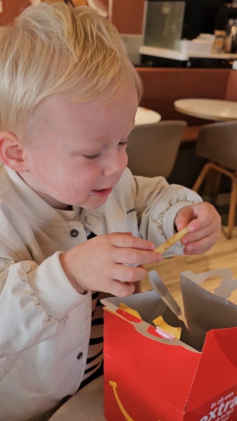 Ik snap hem helemaal 🤪🤭 #macdonalds #mcdonalds #happymeal #tastetest #peuter #frietjes #patat #friet #funny #grappig #eten #schattig #toddler #peutertiktok #peuters #moedersvantiktok #mama #proeven #mac #kidstiktok 