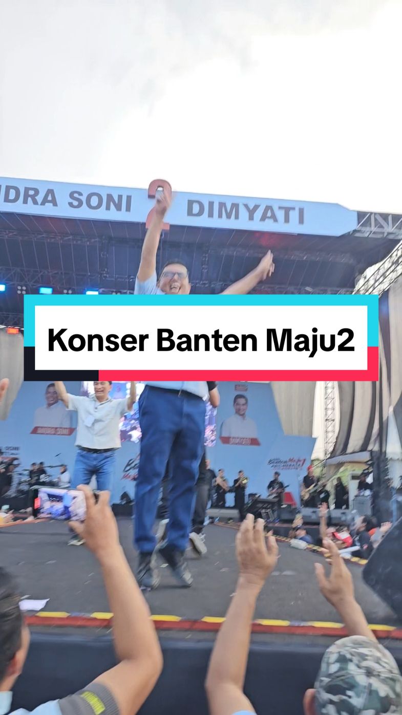 Pasangan calon Gubernur dan Wakil Gubernur Banten, Andra Soni-Dimyati Natakusumah mengikuti Konser Banten Maju di Lapangan Perumahan Grand Duta Indah, Kecamatan Periuk, Kota Tangerang, pada Jumat, 8 November 2024.  Puluhan Ribu orang tumpah ruah mengikuti konser yang dimerihkan Dewa-19, Charly Van Houten and band, Marshel Widianto, Celine Evangelista dan Aurel Hermansyah tersebut. Turut hadir mantan Walikota Tangerang dua Periode Arief R Wismansyah yang sekaligus mengajak warga menangkan Andra Soni-Dimyati. #prabowosubianto🇮🇩 #andrasoni #dewa19 #charlyvanhoutten #pilgubbanten #marshelwidianto @BerandaAndraSoni @Sufmi Dasco @Bison Indonesia 