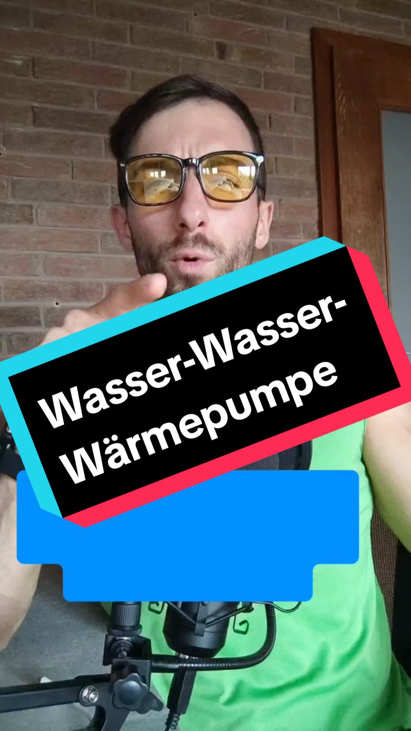 Bei der Wasser-Wasser-Wärmepumpe wird das Grundwasser über einen Brunnen zur Wärmepumpe geleitet. Das Besondere hier: Grundwasser hat das ganze Jahr über eine nahezu konstante Temperatur, meistens zwischen 8 °C und 12 °C, je nach Region Das Wasser gibt seine Wärme in einem Wärmetauscher an ein Kältemittel ab, das dabei verdampft. Das verdampfte Kältemittel wird dann in einem Kompressor stark verdichtet, wodurch zusätzliche Wärme entsteht. Diese Wärme wird anschließend im Wärmetauscher an das Heizsystem des Hauses abgegeben. Nachdem das Wasser seine Wärme abgegeben hat, wird es über einen zweiten Brunnen zurück ins Erdreich geleitet. Dort kühlt es wieder auf die natürliche Grundwassertemperatur ab und der Kreislauf kann von Neuem beginnen. Wasser-Wasser-Wärmepumpen sind besonders effizient, weil das Grundwasser eine konstante und relativ hohe Temperatur hat, die unabhängig von den Außentemperaturen ist. Dadurch kann die Wärmepumpe kontinuierlich mit hoher Effizienz arbeiten, ohne die Schwankungen zu erleben, die z.B. bei Luft-Wasser-Wärmepumpen auftreten. Außerdem verzichtet sie auf Sole, welche ja Frostschutzmittel enthält. Das bedeutet weniger Energieverlust und geringere Betriebskosten, was diese Art der Wärmepumpe zur effizientesten Wahl macht,, wenn man es richtig macht bei der Installation. #elektrotechnikpodcast #shk #wasserwasserwärmepumpe #grundwasser #wärmepumpe #heizung #heizungstechnik  #elektrotechnik #elektriker #elektroniker #elektrofachkraft #edutech #educacion #edutok 