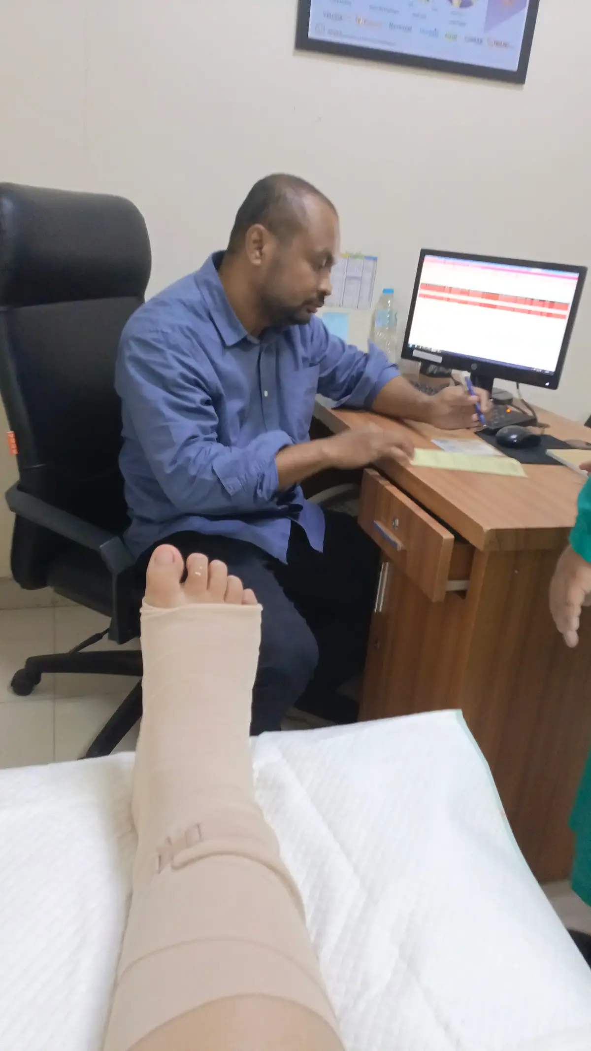 Kaki kanan sy, kata dokter hasil rontgen nya ligamen nya kena (robek).. Di jd hrs di gyps slma 2 mggu, klo blm ada perubahan dktr blg hrs op 😥.. Akibat jatoh keseleo, di urut jd gini #fypdong #fypシ #fyp #ankle #ligamen #rontgen #bsd #ligamenrobek #rishospital #orthopedic 