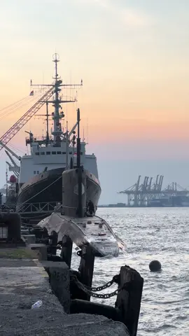 Cantiknya Senja Dipelabuhan Tanjung Perak Surabaya Disuguhi Pemandangan Kapal Perang Rusia, #ura #rusia #rusia🇷🇺 #orruda🇮🇩🇷🇺 #Rusia #rusian #tanjungperak #surabaya #indonesia #indonesia🇮🇩 