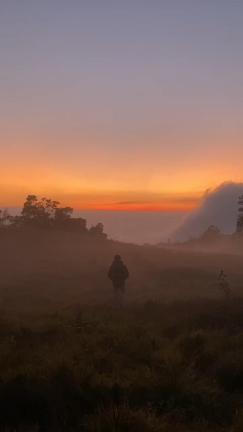 Secantikkk ini ternyata🌄 Kyk kamu hehe. #praumountain #prau #pendakigunung #pendaki #pendaki #pendakiindonesia #gunungindonesia #wonosobo 