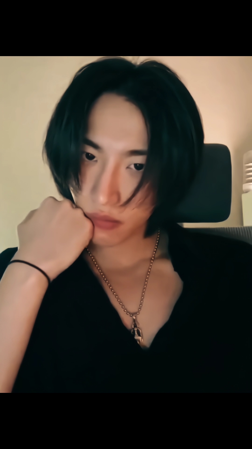 He's so damn hot when he touched his necklace 🫦  and he kept playing with his lips for the entire live. I can't 🥵 #seonghwa #seonghwaateez 