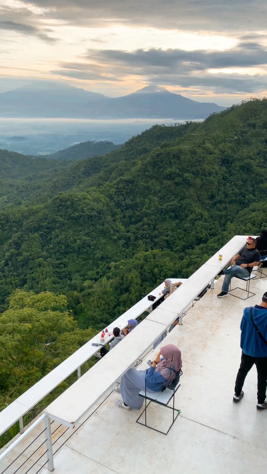 satu tempat, sejuta genangan....eh kenangan😍😃 #tumpengmenoreh #tumpengayu #wisatamagelang #wisatajogja #magelangexplore #exsplorejogja #wisata24jam #nature 