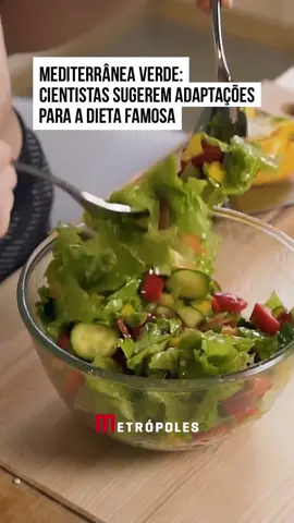 🥗 Uma versão adaptada da #dieta mediterrânea pode ser ainda mais benéfica para a #saúde cerebral. Pesquisadores de Israel afirmam que acrescentar chá verde, nozes e um #smoothie verde ao cardápio tradicional pode retardar o envelhecimento do cérebro e reduzir o risco de demência futura. Os cientistas realizaram um experimento com aproximadamente 300 pessoas obesas. Os resultados mostraram que a dieta mediterrânea verde foi capaz de reduzir os níveis de #açúcar no sangue e de acelerar o metabolismo dos participantes, além de demonstrar efeitos neuroprotetores. “O acréscimo do consumo de chá verde e smoothies foi associado a melhorias significativas na saúde do cérebro, especialmente em participantes que consumiram o shake pelo menos três vezes por semana e beberam o chá verde diariamente”, afirmaram os autores, em comunicado à imprensa. A dieta mediterrânea tradicional preza pelo consumo de gorduras saudáveis, peixes ricos em Ômega-3, grãos integrais, frutas e vegetais frescos. Ela se tornou popular após estudos mostrarem seus benefícios para a longevidade e a prevenção de doenças, incluindo as cardíacas e o #câncer. Os pesquisadores da Universidade Ben-Gurion do Negev, em Israel, acrescentaram chá verde, nozes e um smoothie à base de Mankai – planta aquática conhecida como lentilha da água – para potencializar os benefícios da deita mediterrânea tradicional. #TikTokNoticias