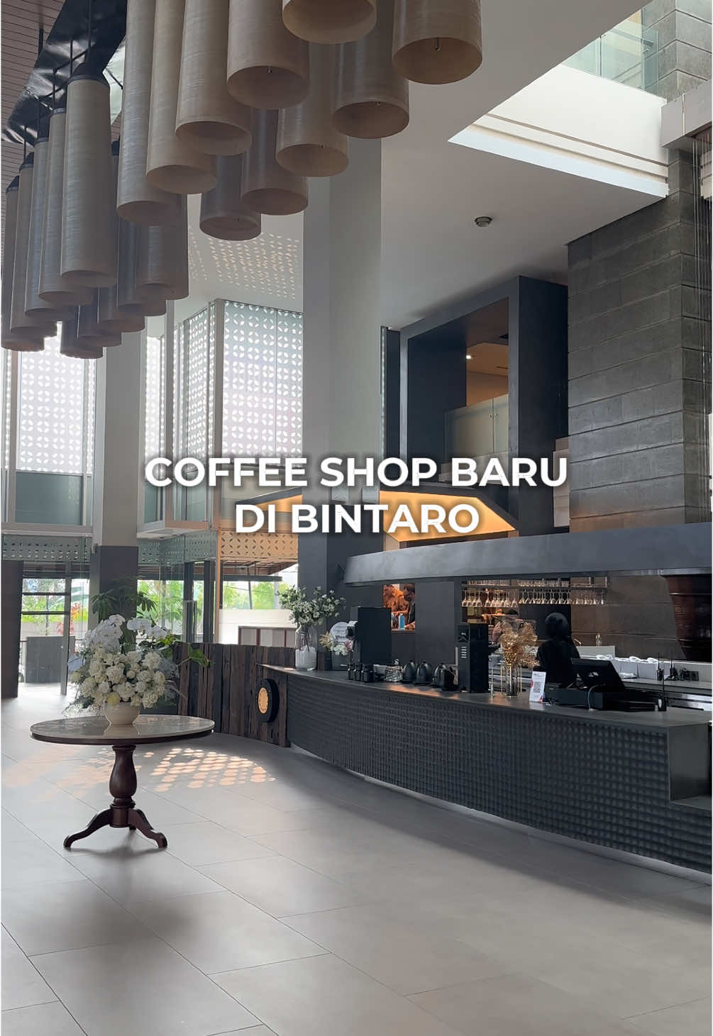 AKHIRNYA WHEELS COFFEE DEKET DARI RUMAH😭 tempatnya serasa spacious banget krn high ceiling. Tapi emang emg cukup besar sih tempatnya. Buruan kesini deh sebelum rame #hangoutbintaro #cafejakarta #cafebintaro #cafetangsel #coffeeshopbintaro #bintaro #cafejaksel #coffeeshopjaksel 