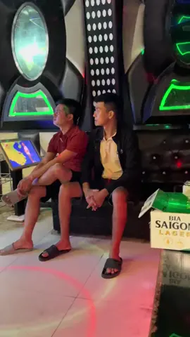 ae chúng tôi vào phòng hát chỉ để xem thời sự ....chị e cứ yên tâm 😄😄😄