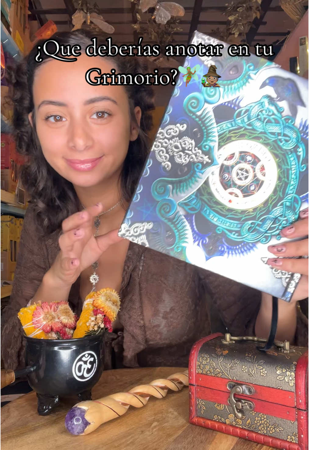 Tu grimorio te espera … Hechizos, correspondencias mágicas, intenciones, ciclos lunares, recetas, símbolos, meditaciones, experiencias espirituales, deidades y reflexiones personales…. Un sin fin de notas para guardar en tu Grimorio🧚🏽🧙🏽‍♀️🌸