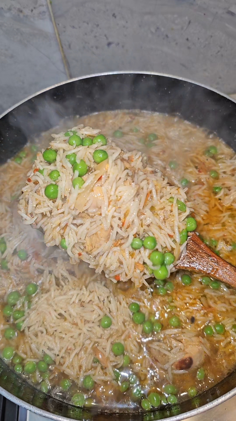 Ary bhai time sy khana bjha krain na 🤪🤣😂 #funnytik#funnyvideos #funnyy #justforfun #chickenpulao #rice #fypviral #fyy #foryo 