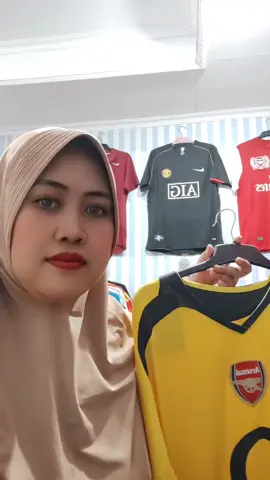 Jersey Arsenal Away retro tahun 2005/2006 .  .  #jersey #newjersey #football #gothailand #jerseyvintagecikarang #fyp 
