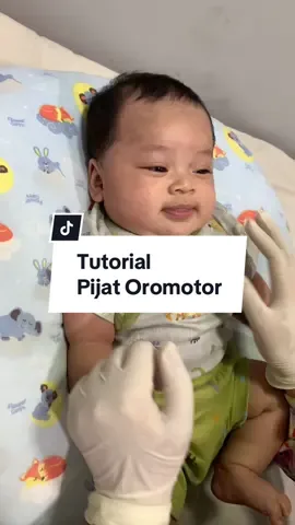 Ambu sudah izin ke Qais untuk jadi model di VT ini. Sudah izin dr. Sarah juga untuk publish video ini di sosmed. Yang aku notis setelah rutin pijat oromotor adalah Lip Tie Qais jauhhhh lebih lentur! Alhamdulillah… Kalau mau dipraktekan, jangan lupa cuci tangan yang bersih dulu yaa! #pijatoromotor #liptie #tonguetie #tutorial #pejuangasi #pejuangdbf 