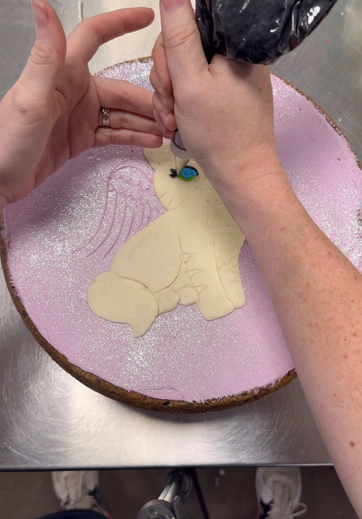 The funnest cookie cake I’ve made in a while and a life update 😂😂 #fyp #caketok #bestcookiesever #bestcakeever #atxcakes #htxcakes #kitty #rainbow #buttercream #cakedecorating #cakedecorator #birthdaycakeideas #birthdaycake 