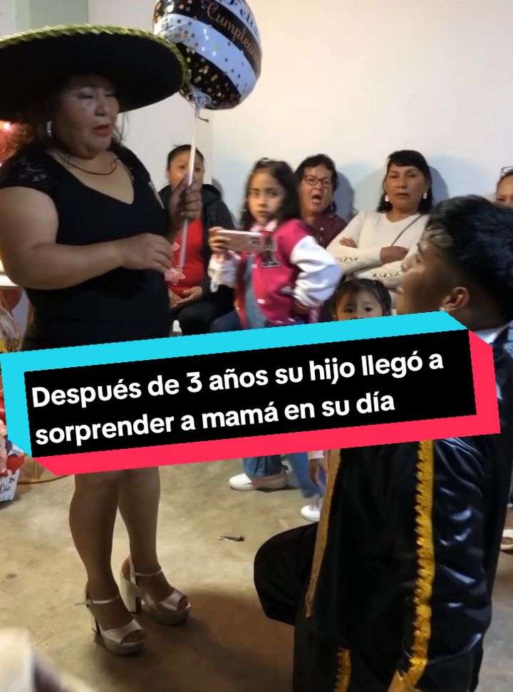 Su hijo llegó después de 3 años a sorprender a mamá en su día, que nostálgico reencuentro miren su reacción 😭❤️ OSITO SORPRESA MILES ❤️ #reencuentro #madreehijo #comotepago #fypp #ositosorpresa