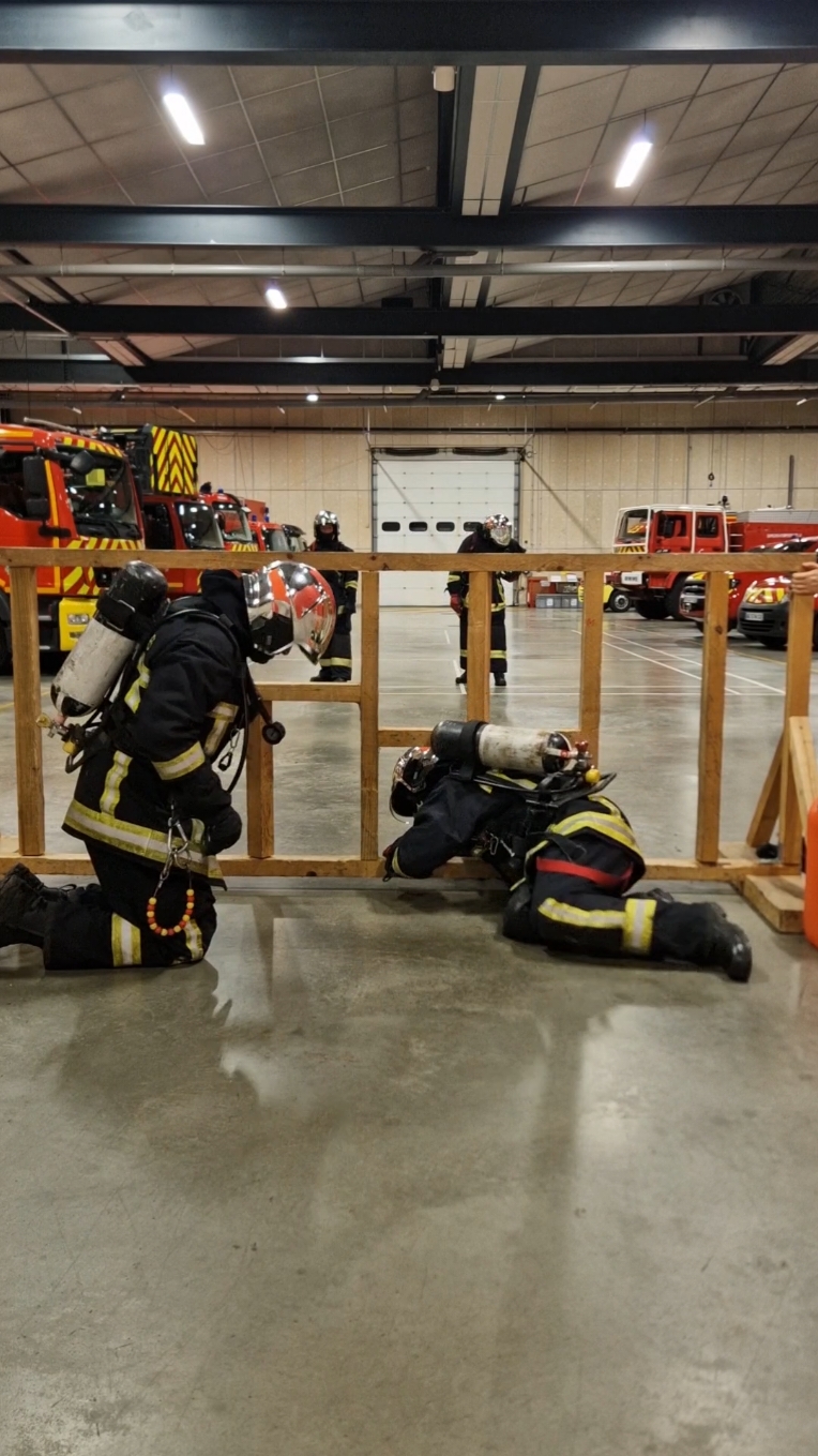 Défi passages étroits 2 VS 2 1🔥💪 l'équipe qui perd paie la glace 🤣 #strike #pompier #firefighter #bombero 