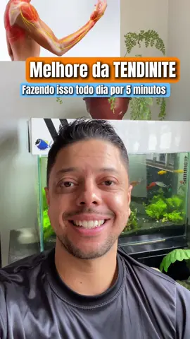 🚨 você conhecia essa dica? 🧊 Quando você aplica gelo, por pelo menos 20 minutos, no cotovelo, ombro ou punho, está dando o primeiro passo para uma recuperação eficaz. Aqui estão três causas comuns da tendinite que podem ser amenizadas com essa prática: 	1.	Inflamação: O gelo reduz a inflamação ao diminuir o fluxo sanguíneo para a área afetada. 	2.	Dor: O frio ajuda a diminuir a sensação de dor, atuando como um anestésico natural, aliviando o desconforto quase imediatamente. 	3.	Espasmos Musculares: Compressas frias podem ajudar a relaxar os músculos tensos e reduzir espasmos. A fisiologia por trás disso é simples: o frio contra os músculos e tecidos reduz o inchaço e a dor, acelerando o processo de recuperação sem o uso de medicamentos. Além disso, ao diminuir a temperatura da área, você limita a transmissão de impulsos nervosos de dor, proporcionando alívio. 👀Você, já usou compressa fria para tratar dores e inflamações?