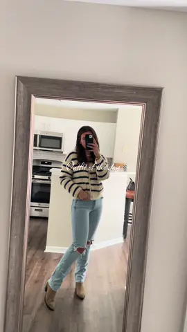 OOTD 🖤 #OOTD #fall #stripedsweater #outfitsinspo #newyork #soho 