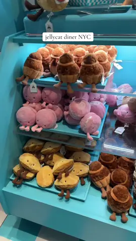 this was so cute #jellycat #jellycatdiner #nyc #newyork #daytrip #Vlog #pancakes #faoshwartz #jellycatdinernyc #NYC #fyp #viral 