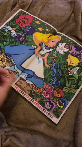 Tome 11 progress 😍 Wat een heerlijk ontspannen hobby, met een kleurboek en dekentje op de bank. Fijn weekend ✨ #disney #disneycoloringbook #disneycolouringbook #colouring #coloriagesmysteresdisney #coloriagesmysteres #guangnaacrylicmarker #tooliart #coloriagesmysteres 