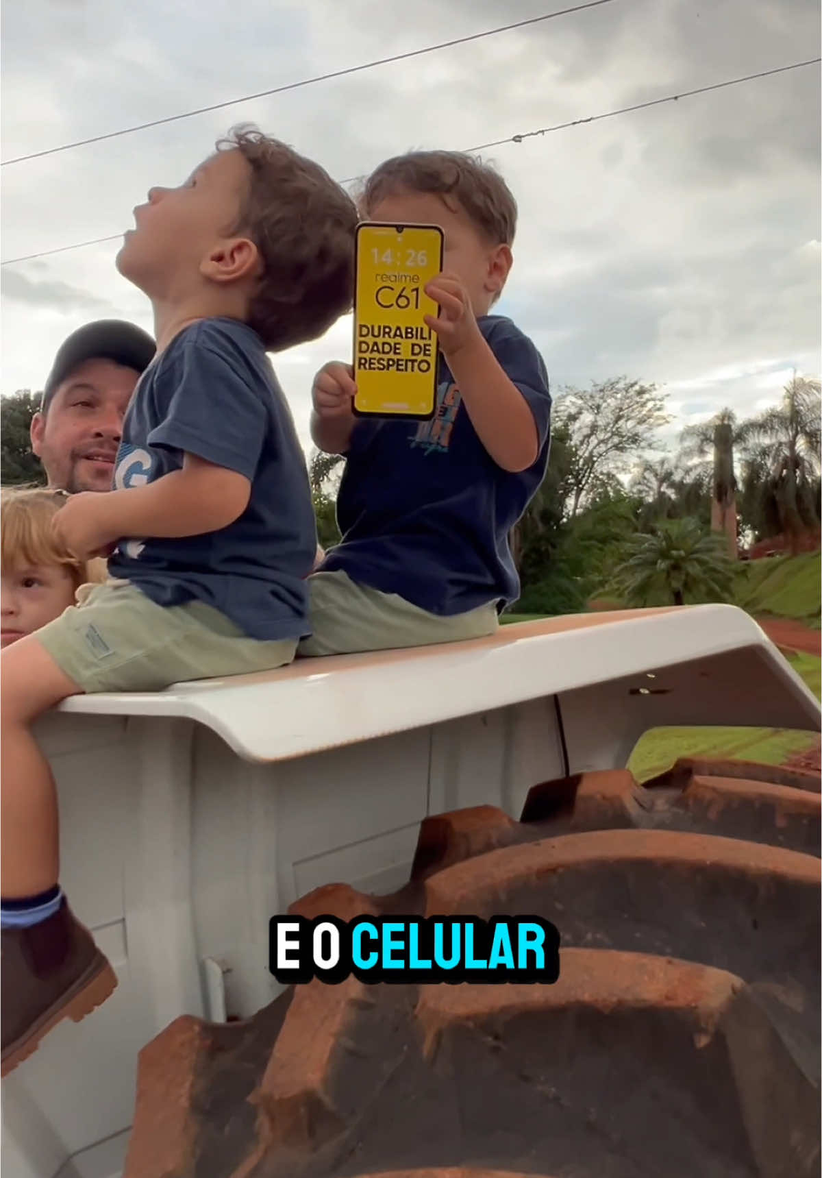 Um celular ideal para o papai!! Um celular que aguenta tudo e não quebra! #realme #realmeC61 #DurabilidadedeRespeito  @realmebr.official #trigemeosdoparaiso #trigemeos #deciovitoriaedante #tripletsbabies @realme Brasil 