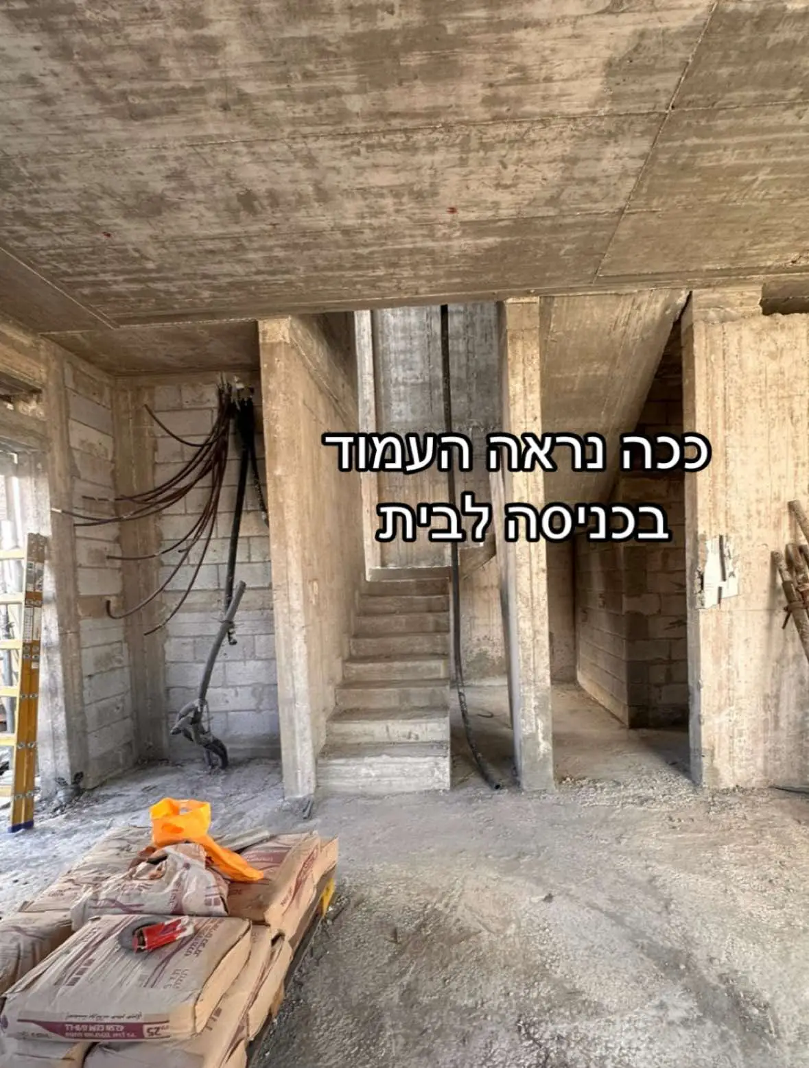 מה עושים עם עמוד בחלל??? נכון שזה לא נעים לראות עמוד בבית!?? וכזה שמגיע עד לקומה העליונה! האופציה שלי עבורכם כמו שתכננתי בפרויקט המיוחד הזה, הוא לחפות את העמוד  מלמטה עד למעלה באבן!! להפוך אותו להיות חלק בלתי נפרד  מהשפה העיצובית של הבית… והרי התוצאה לפניכם. #מעצבת #עיצובפנים #תכנוןועיצובפנים #עיצובהבית #תכנוןועיצוב #הוםסטיילינג #עיצובותכנוןפנים #מעצבתפנים #עיצובפניםוהוםסטיילינג #הוםדקור #חיפוי #חיפויקירות #קירדקורטיבי #קירכח #שרהעקנין 