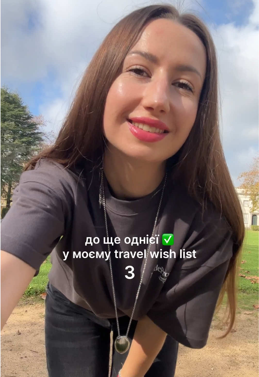 Ще багато років тому зберегла це місце у travel wish list і ось я тут 🥹💔 ⠀ Колодязь Посвяти – перевернута вежа, у якій проводились обряди масонів, а її спіральний спуск має 9 рівнів, що символізують 9 кіл пекла, описаних у «Божественній комедії» Данте. ⠀ Вважається, що спускаючись вниз – можна пройти шлях переродження. На дні намальований хрест Тамплієрів у Розі вітрів, звідти доріжки ведуть у систему підземних тунелів, серед яких потрібно обрати «істинний шлях». ⠀ Якщо вирішите спуститись і вийдете до озера, де необхідно пройти по камінню – починайте шлях з лівої ноги, тоді буде комфортно) ⠀ Колодязь знаходиться на території Quinta da Regaleira у португальському місті Сінтра 🇵🇹 ⠀ Що варто знати: ⠀ ✅ З Лісабону дуже легко доїхати в Сінтру на потязі з вокзалу Rossio. Особисто я йшла пішки до Кінти, але можна і на автобусі. ⠀ ✅ Біля Кінти немає ні закладів, ні магазинів, тому завчасно купіть воду і тд. На території є кафе, але до нього ще треба дійти) ⠀ ✅ Я купувала вхідний квиток онлайн (~13€) на певну дату і час, раніше вас не запустять. Але, якщо прийти і купити квиток в касі – заходите одразу, така от логіка) ⠀ ✅ Колодязь знаходиться у дуже вузькому проході між камінням, на жаль, довго постояти і подивитися не вийде – вас попросять спускатися вниз і не затримувати чергу. Але, я не хотіла йти вниз через тунелі, тому просто підійшла до співробітника парку і мене випустили через інший вихід. ⠀ ✅ Сама територія Quinta da Regaleira варта уваги, там можна легко провести кілька годин, гуляючи розкішним садом. ⠀ Тому, це ще один must visit у Португалії, зберігайте) #португалія🇵🇹 #sintra 