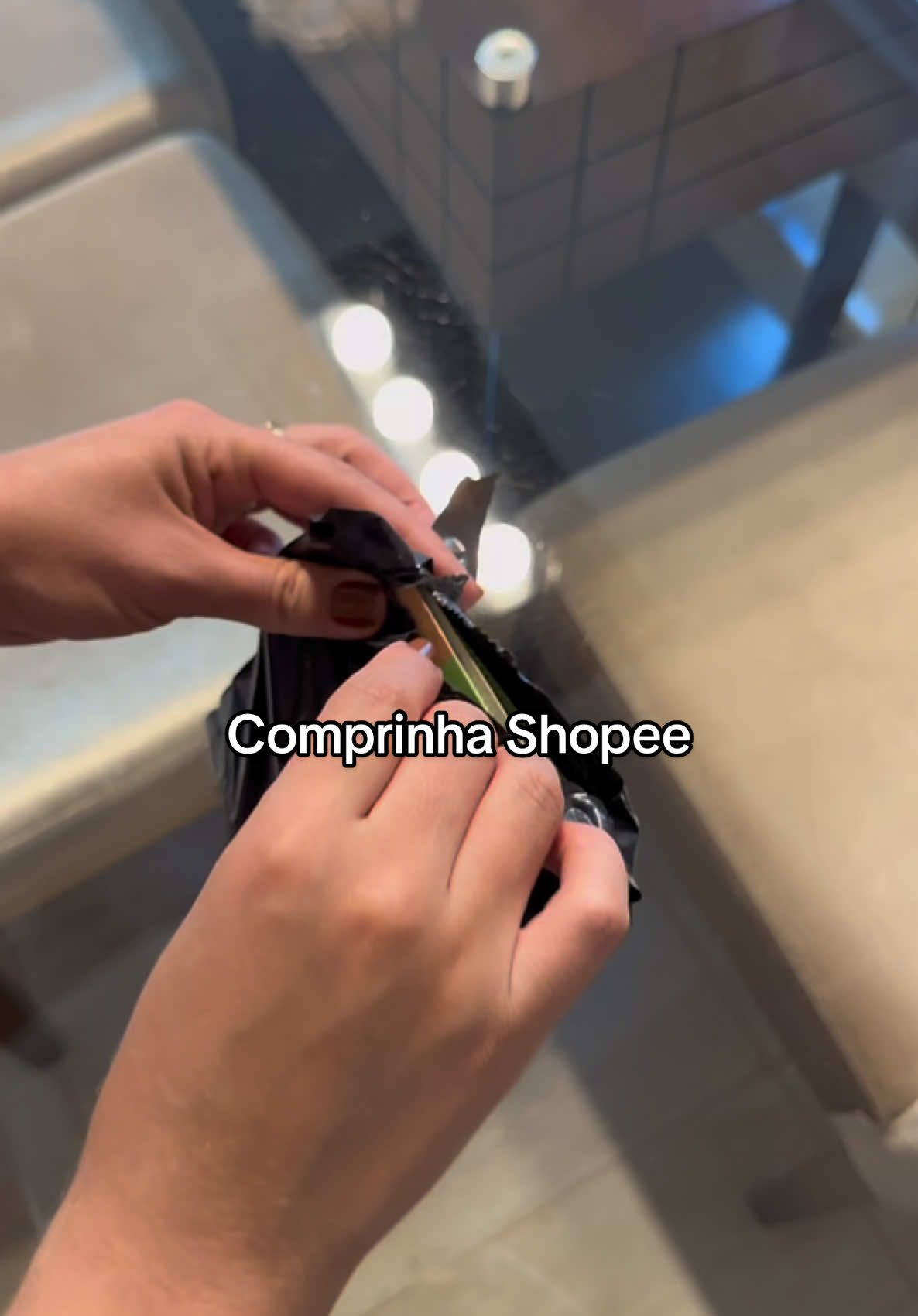 Testando o famoso pano mágico que limpa vidros apenas com aguá 🫶🏼 . Link na bio ❤️ . . . #comprinhasshopee #comprinhasonline #panomagico #limpezavidros #limpezaespelhos #shopee 