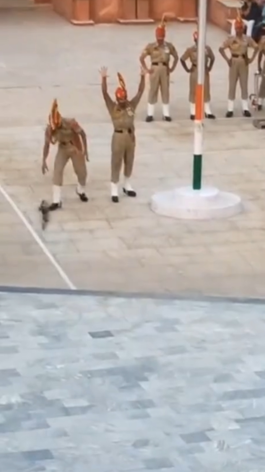 INDIAN BORDER SECURITY FORSE DROP THEIR WEAP** DURING PRADE  #punjabrangers #bsf #rangers #pakarmy#foryou #fyp #foryoupage 