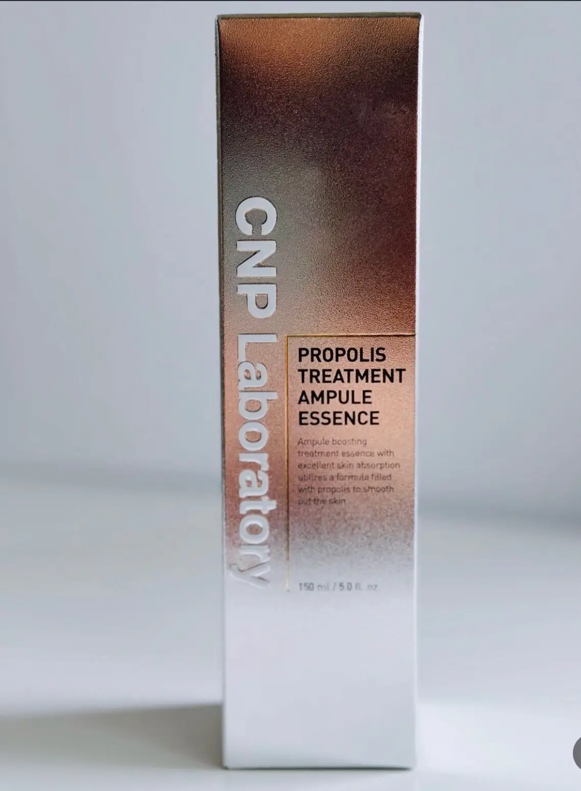 The CNP Laboratory Propolis Treatment Ampule Essence is a highly concentrated propolis formula that provides rich nutrition and hydration to the skin. It's designed to be used as the first step in your skincare routine  Key Ingredients: ·	Propolis Extract (1,000Ppm): Known for its antioxidant and anti-inflammatory properties. ·	Niacinamide: Helps with skin brightening, anti-aging, and acne prevention. ·	Glycerin: A natural moisturizer that helps retain skin hydration. ·	Panthenol: Soothes and moisturizes the skin. Benefits: ·	Delivers rich nutrition and hydration to the skin. ·	Helps with skin brightening and anti-aging. ·	Soothes and calms the skin. ·	Suitable for acne-prone skin. This product is also alcohol-free, making it a great option for those with sensitive skin   