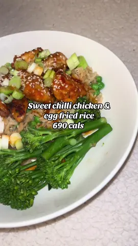 Sweet chilli chicken & egg fried rice  For 1: 150g chicken  1 bag egg fried rice  Handful of peas  Tenderstem brocolli  Sesame seeds  Spring onion For the sauce 10g ketchup  10g sweet chilli 5g soy sauce  5g honey #lowcalorie #healthyfood #healthyrecipes #sweetchilli #chickenrecipes #simplerecipes  #asianfood #fyp #trending 