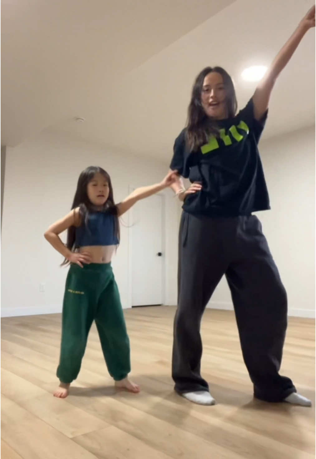 uh-huh-uh-huh! #dance #fyp #foryou #apt #duo #cute 
