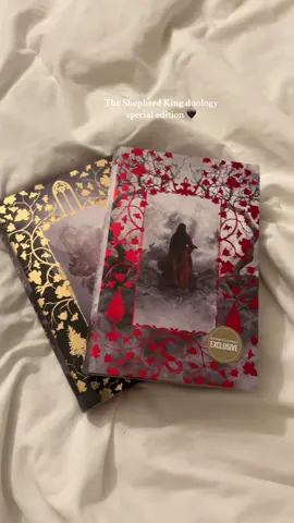 the prettiest books i own 💕 #onedarkwindowspecialedition #twotwistedcrowns #fantasyseries #fantasybookrecs #yolyreads 