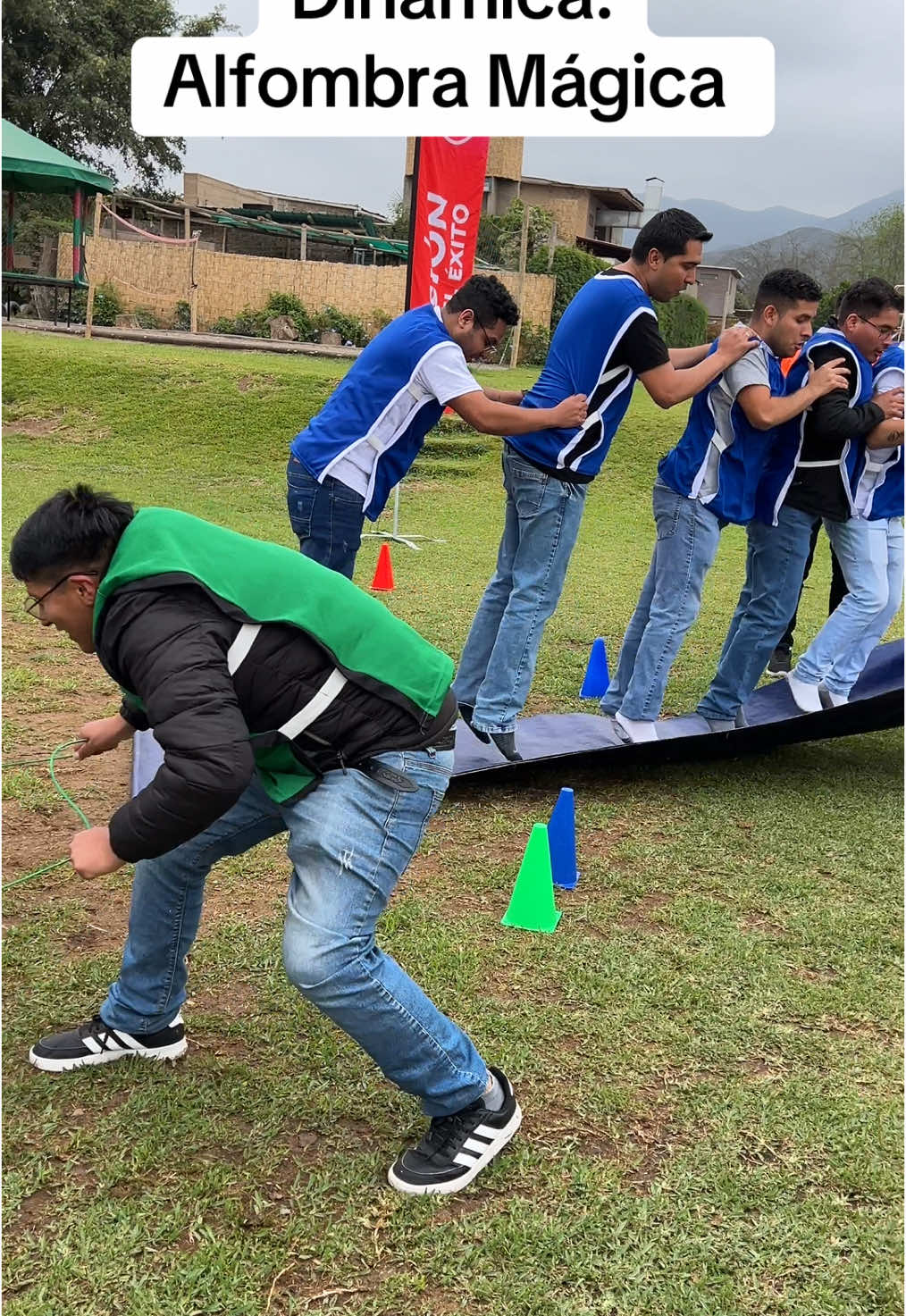 Dinámica de coordinacion y trabajo en equipos. Asi se juega con la alfombra magica. #dinamicasdeintegracio #teambuilding #dinamicasdegrupo #gymkanas #juegosparaempresas #dinamicasdivertidas 