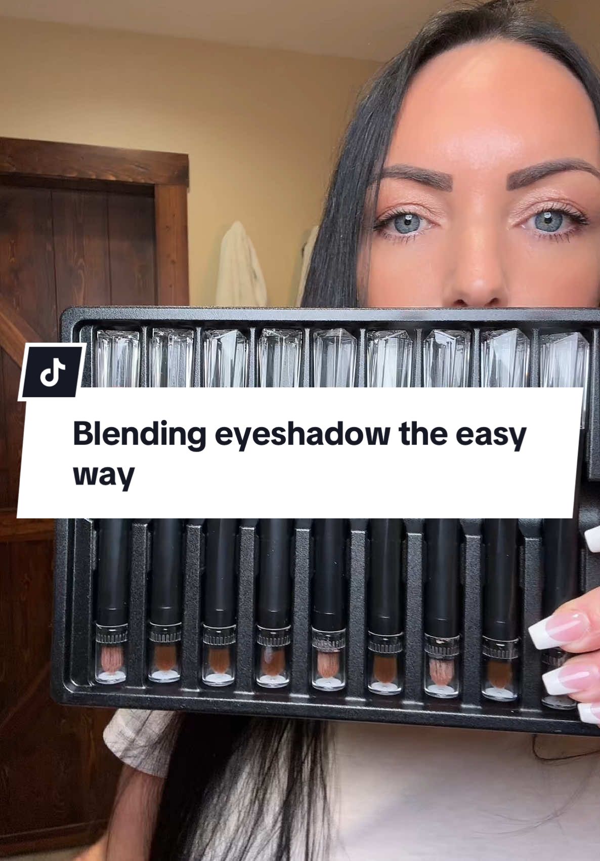 Blending eyeshadow the easy way. #eyeshadow #novemberfinds #eyeshadowbrushes #ttshoptastemakers #blackfridavearlydeals #creatorsearchinsights @PinkElephant_official 