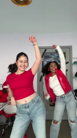 On set with @Sydney Smiles @lisi:) #sofimanassyan #dance #friends 