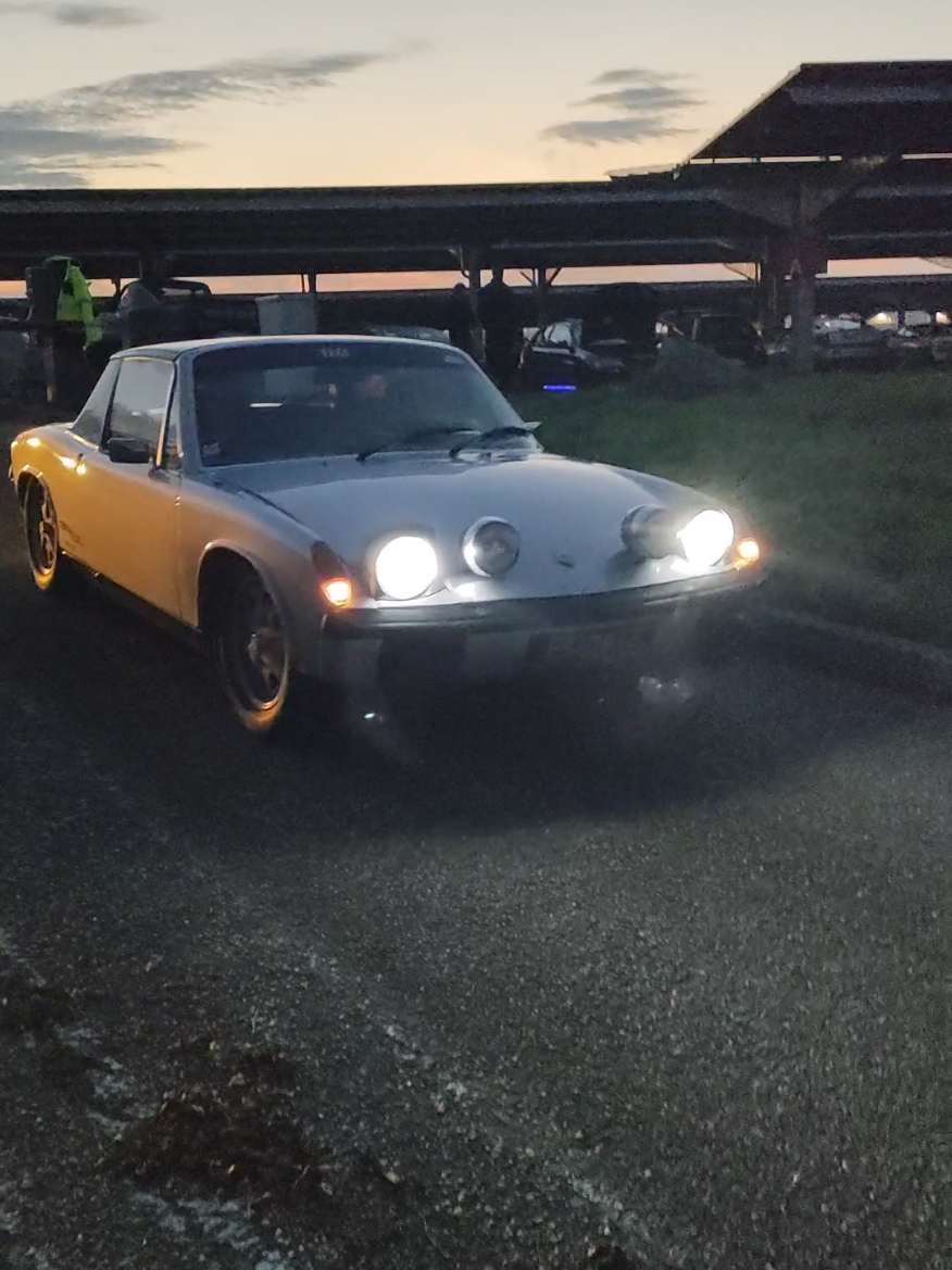 Porsche 914 marchando del parking de clásicos en Epoqu'auto 2024. Del 914 se fabricaron 118.500 unidades desde 1969 a 1976. #porsche #porsche914 #914 #914porsche #porscheclassic #classicporsche #epoquauto #epoquauto2024 #lyon #eurexpo #eurexpolyon #instacars #instacar #classiccar #classiccars #clubhojalata #petrolhead #cargram #carsofinstagram #carstagram #carphotography #carlovers #coches #carspotting #cars