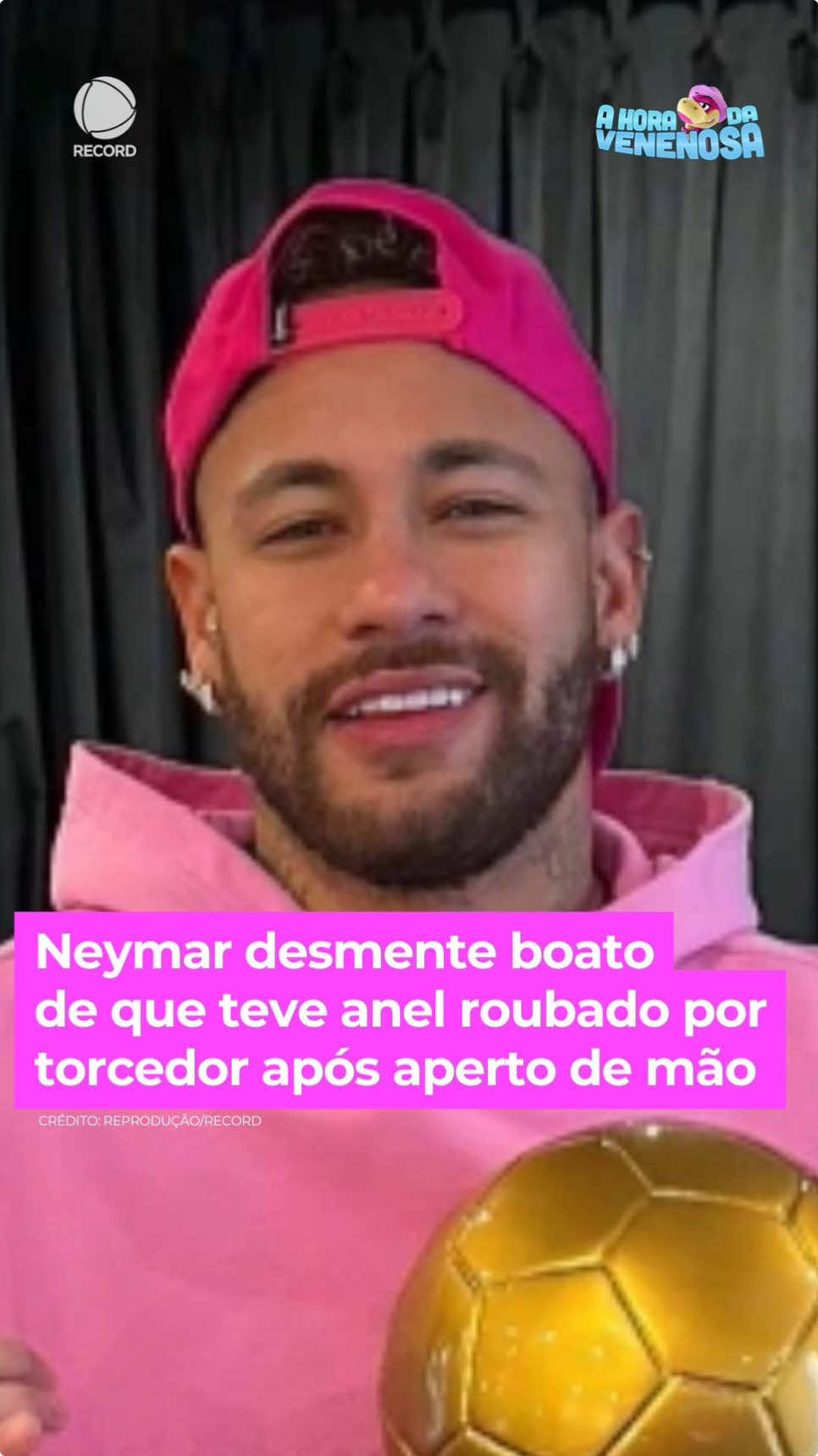 Durante partida do Al-Hilal, Neymar cumprimentou torcedores que estavam na arquibancada e um vídeo do momento circulou pelo mundo. Isso porque um homem aperta a mão do jogador onde estaria um anel de R$ 86 mil. Logo após a disputa, um anúncio da joia igual a de Neymar apareceu na internet e fez o público especular se ele foi roubado. Com a repercussão, o atleta desmentiu os boatos. Confira! #AHoraDaVenenosa #BalançoGeral #neymar #alhilal 