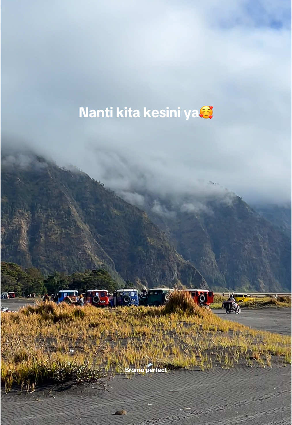 Nanti kita ke bromo ya🥰 Buat temen temen yang pengen ke bromo, tapi bingung cari jeep & fotografer?🤔 Kita ada 1 paket private trip bromo include dokumentasi loh dan tentunya dengan harga sangat terjangkau gys🤭😁 Ingin liburan kalian nyaman & bahagia bersama keluarga / orang terdekat? Yuk percayakan liburan kalian bersama kami🤭 📍Sukapura Probolinggo ✅WA ada di bio ya #bromo #bromomountain #bromotenggersemeru #gunungbromo #sewajeepbromo #bromotour #sunrisepoint #fotografertiktok #bromotravel #privatetripbromo #fotograferbromo #indonesia 